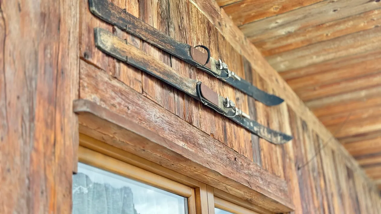 Detail des Balkons: alte Holzski an der Wand
