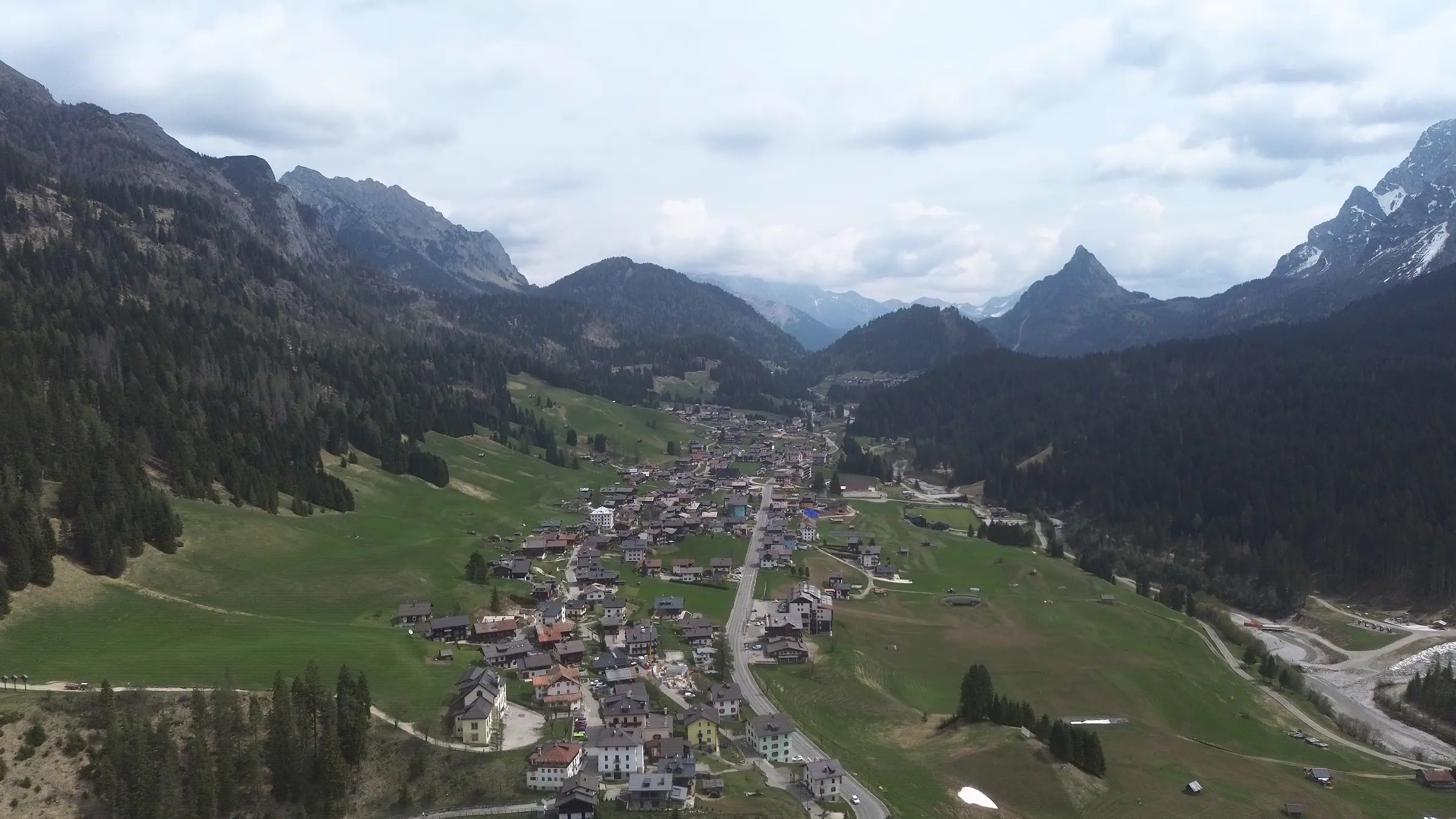 Dolina Sappade proti vzhodu: v ospredju Mühlbach, nato zaselki Sappade Vecchie v vrsti na prisojni strani, gozd na osojni strani in zadaj koničasti vrh Monte Tuglia.